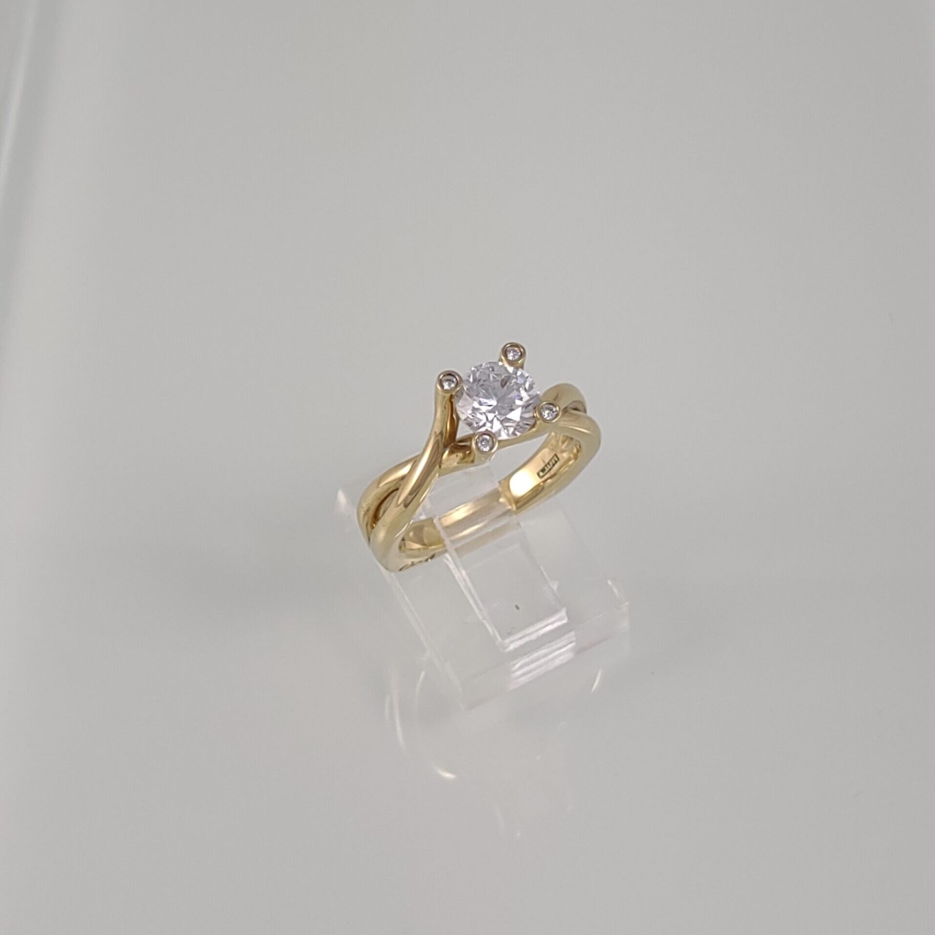 Anillo de Compromiso c/ Diamantes & Zircon Central - Oro Amarillo 18Kts