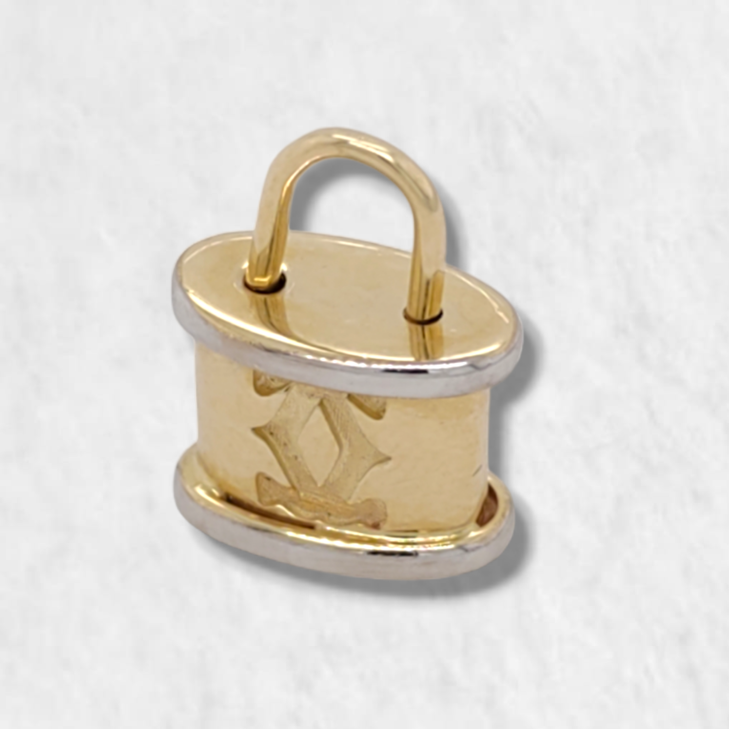 Dije (12 x 16 mm) Mosqueton Candado Figuras Disenador - Oro Amarillo 14 Kts