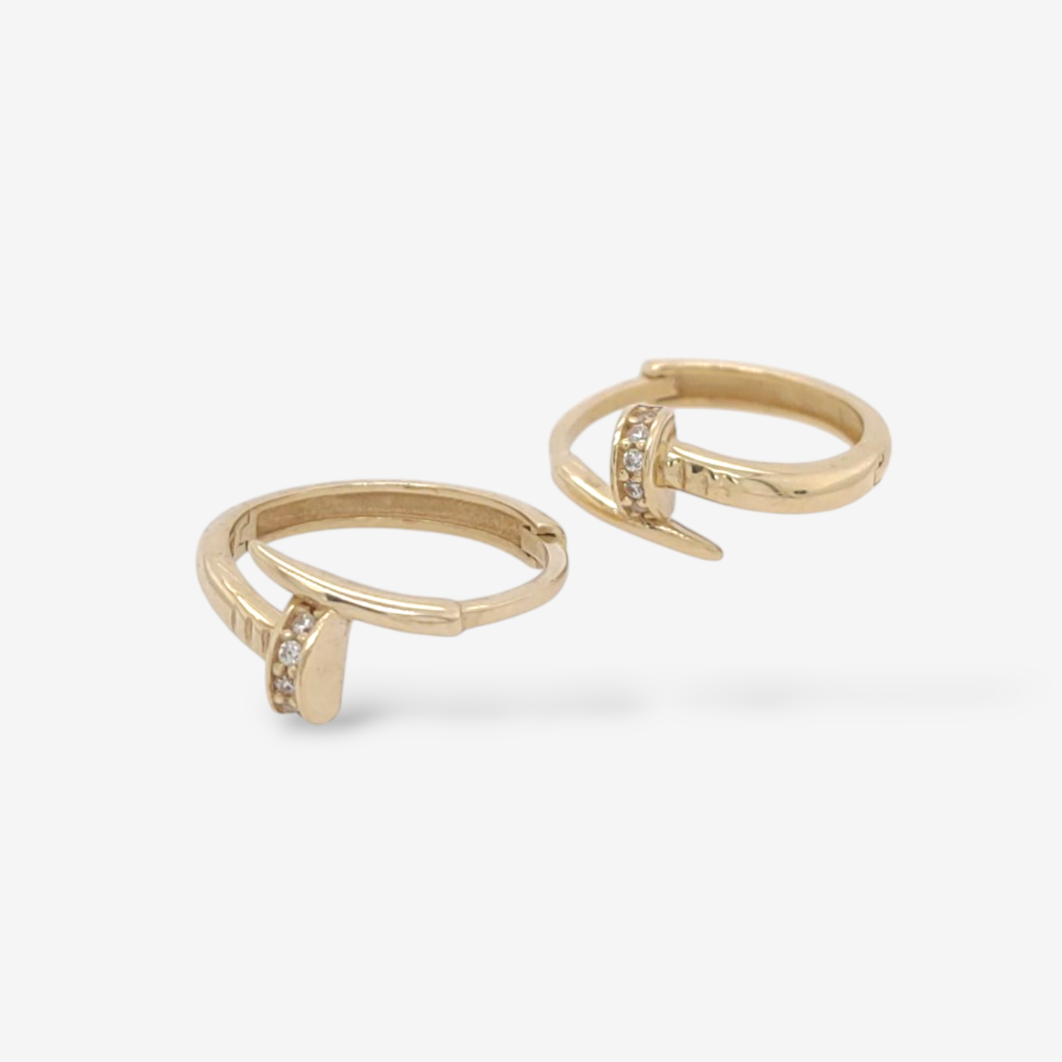 Zarcillos (15 mm) Huggies CHIODO c/ Detalles en Zircones Pave - Oro Amarillo 14Kts