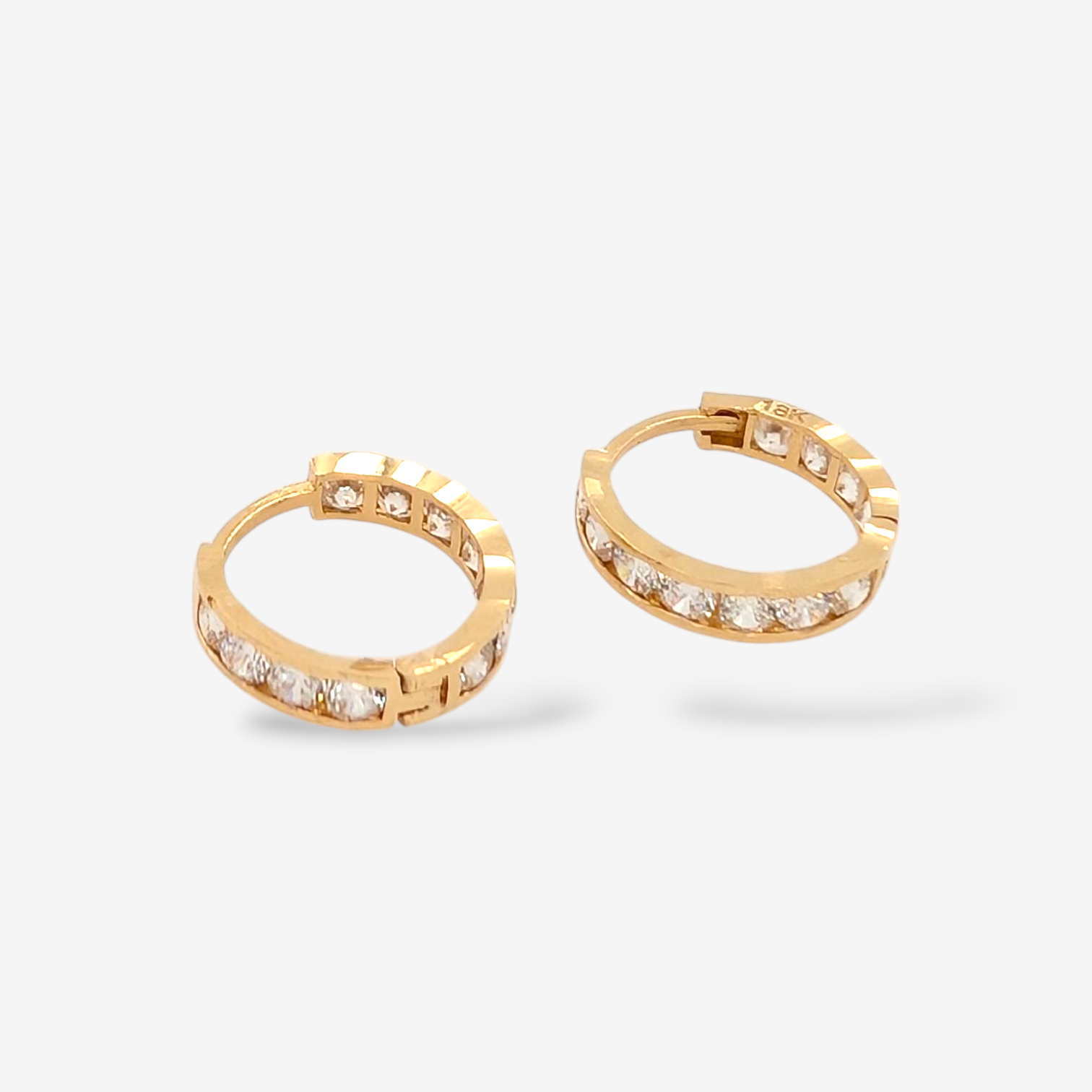 Huggies (Ø 12 mm) c/ Zircones en Carril Canto Diamantado - Oro Amarillo 18Kts