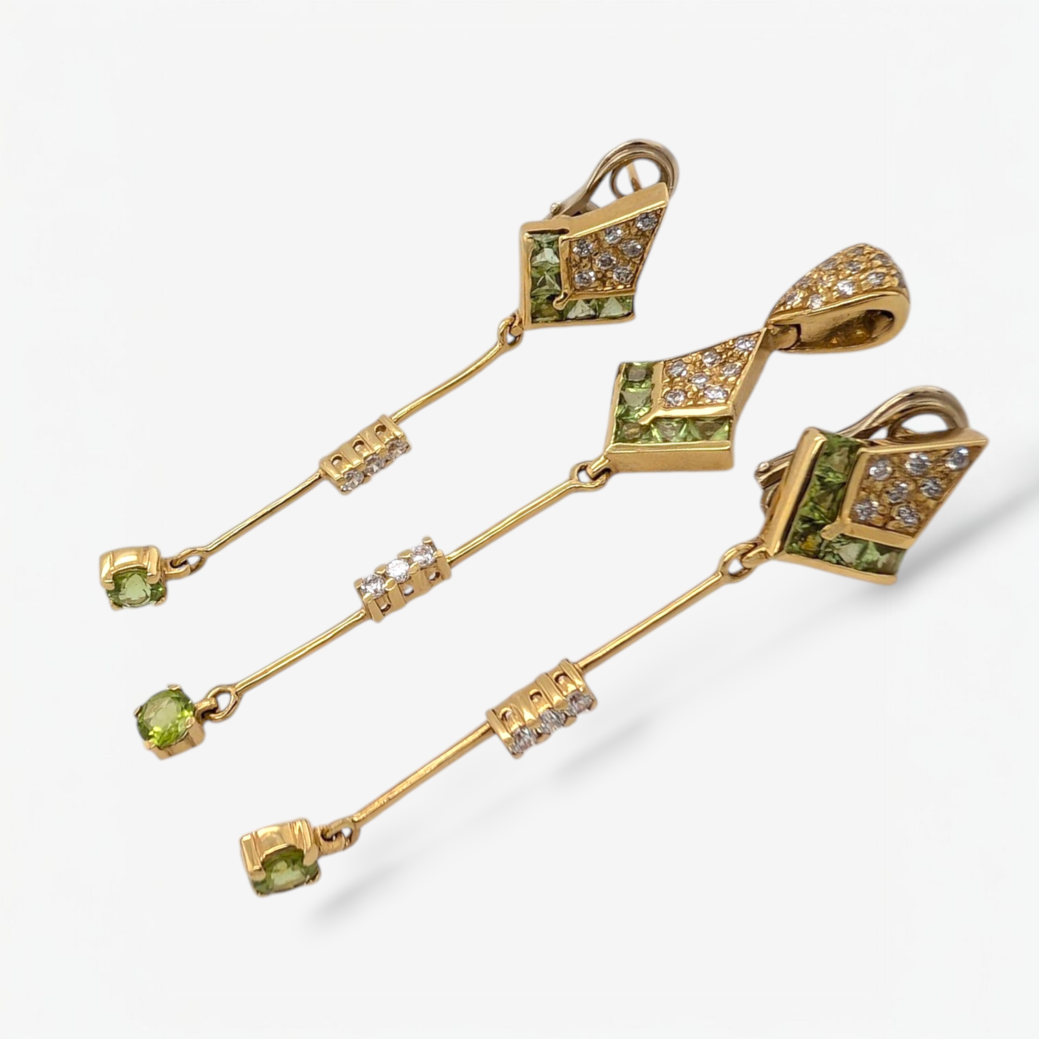 Set (13 x 60 mm) Dije & Zarcillos Largos c/ Cierre Omega & Peridotos Carre c/ Zircones - Oro Amarillo 18Kts