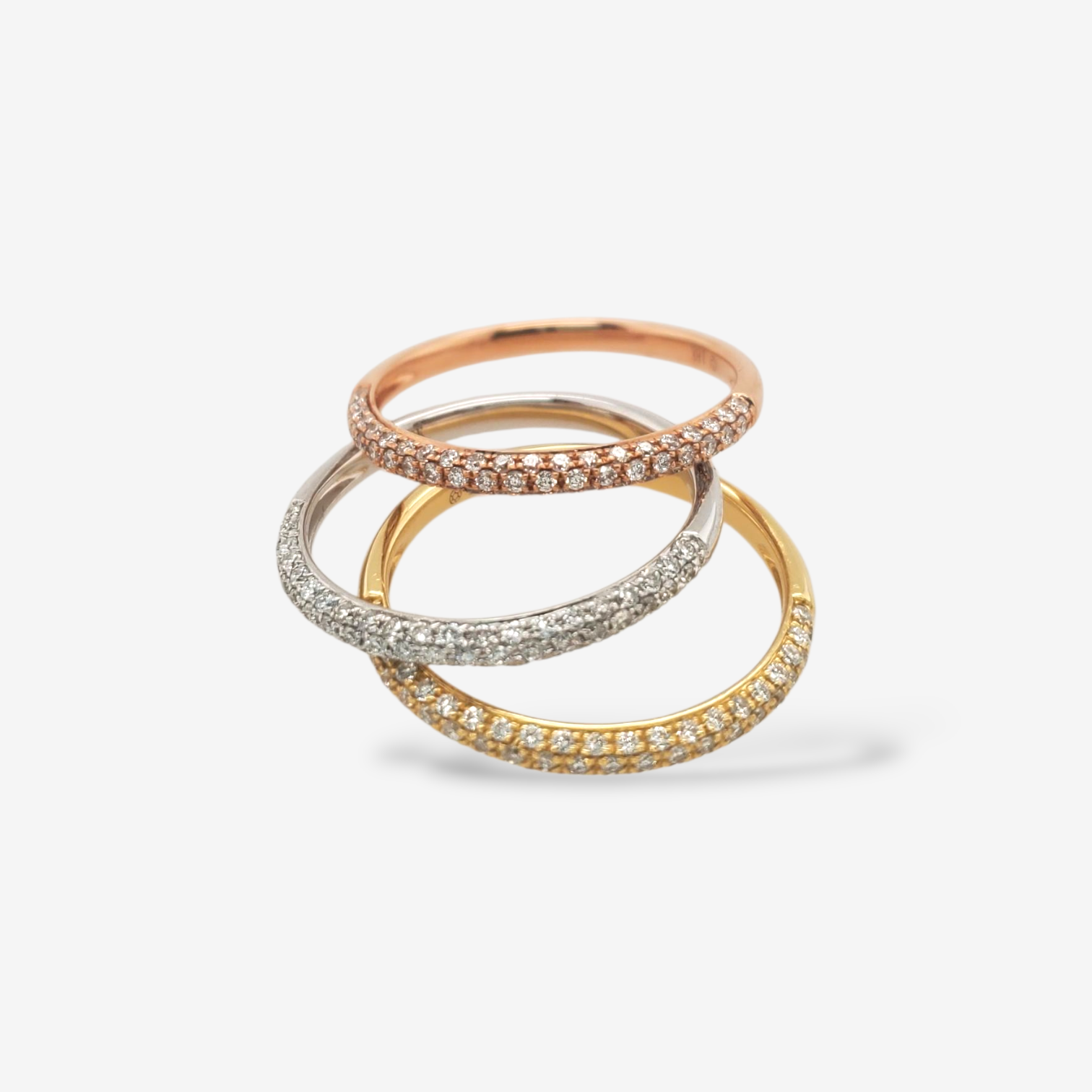 Set (5.8 mm) Tres Anillos 1/2 Cana c/ Diamantes Naturales Pave (0.75 Ct) - Oro Tres Tonos 18Kts