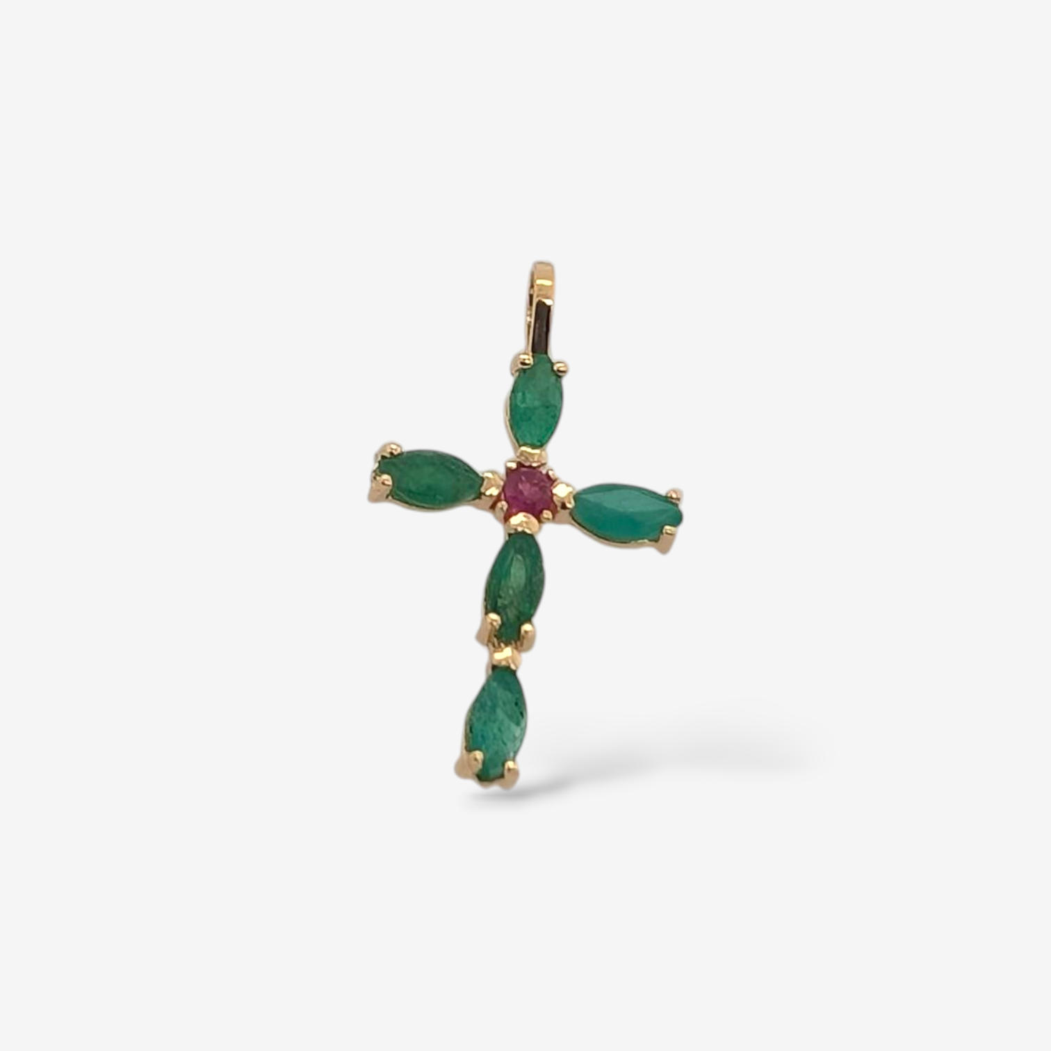 Dije (11 x 17 mm) Cruz de Esmeraldas Marquises c/ Rubi Central  - Oro Amarillo 18Kts