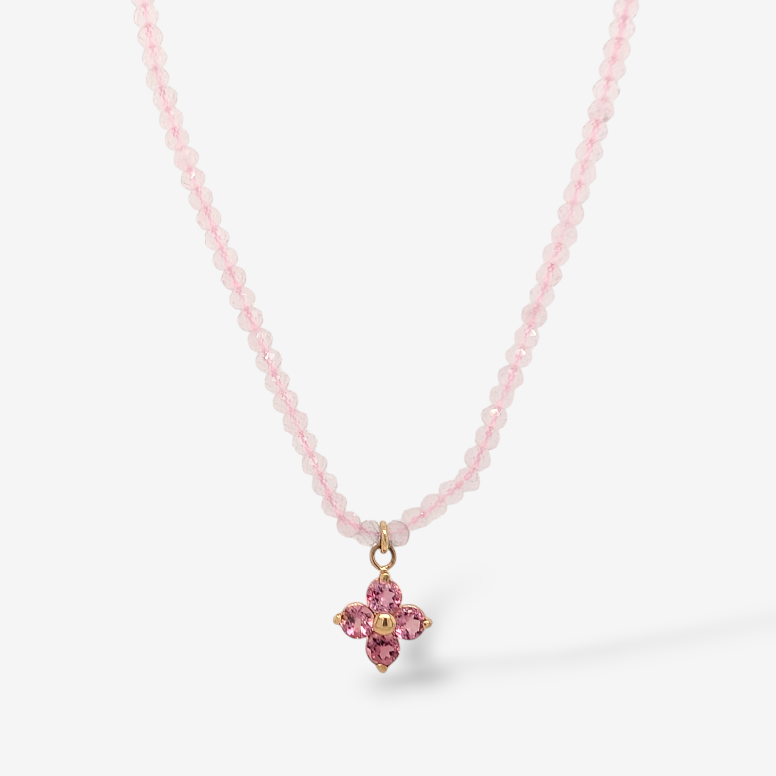 Collar (42 cm) Cuarzo Rosado Fascetados c/ Dije Trebol Turmalina Rosada c/ Cierre Spring - Oro Amarillo 14Kts