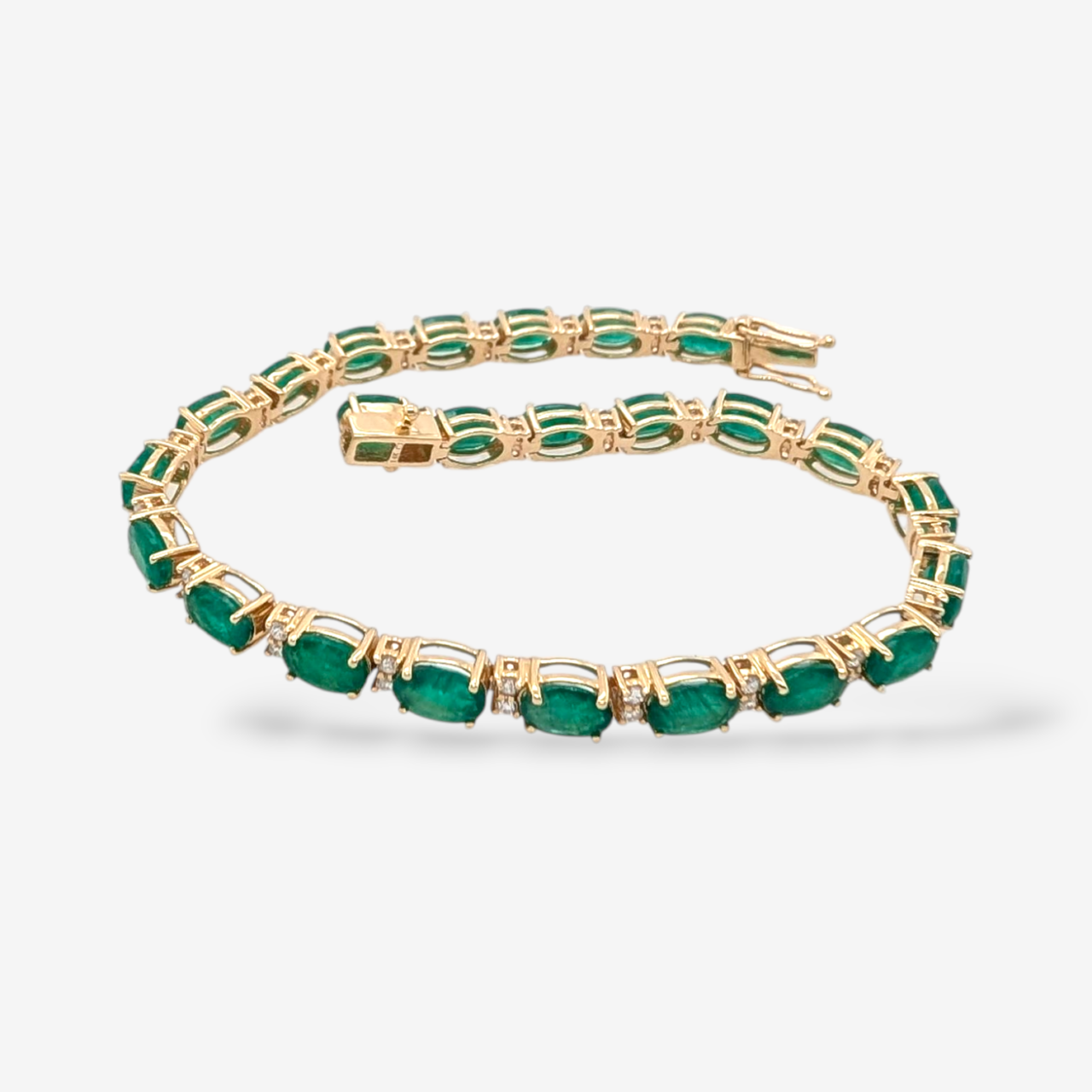 Brazalete (10.22 Ct) c/ 24 Esmeraldas Ovaladas & Diamantes (0.52 Ct) c/ Cierre Caja - Oro Amarillo 14Kts