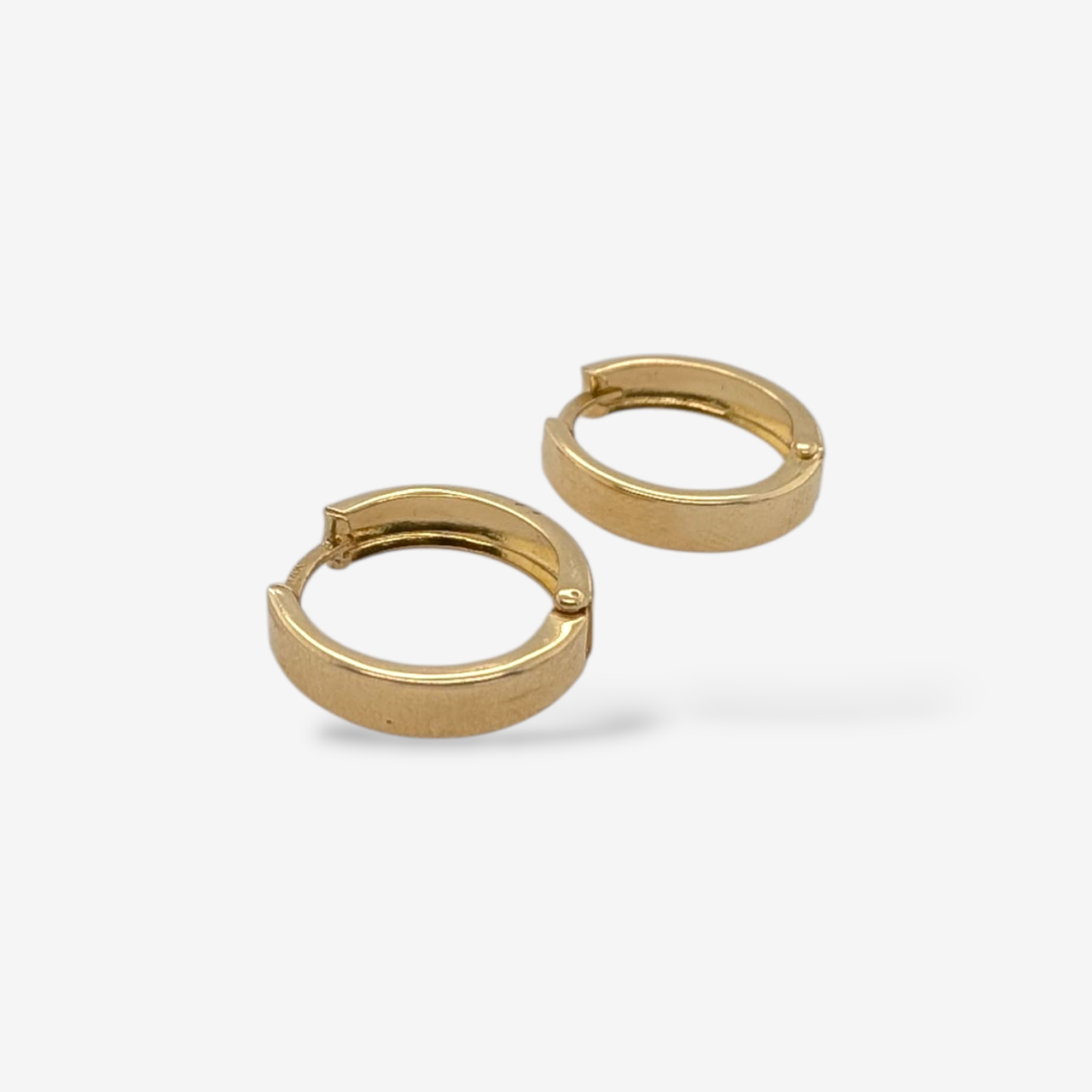 Huggies (17 mm) Tubo Rectangular (4 mm) - Oro Amarillo 14Kts