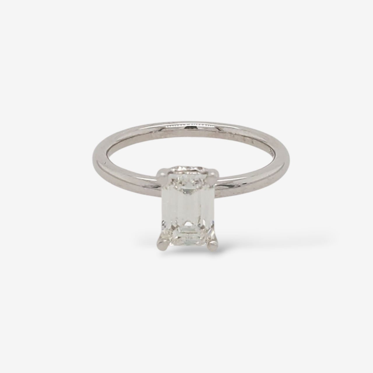Anillo (1.01 Ct) Compromiso Labgrown Esmerald Hidden Halo 4 Prongs c/ Aro Liso (0.06 Ct) - Oro Blanco 18Kts