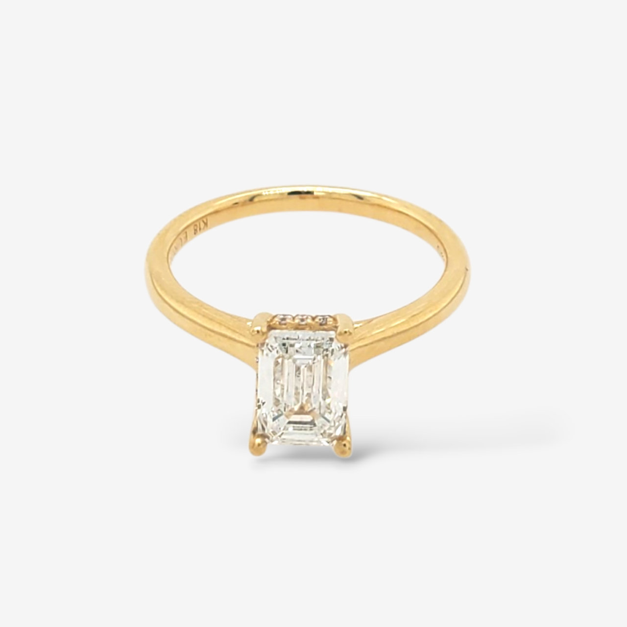 Anillo (1.03 Ct) Compromiso Diamante Labgrown Emerald c/ Halo Hidden & 2 Diamantes - Oro Amarillo 18Kts
