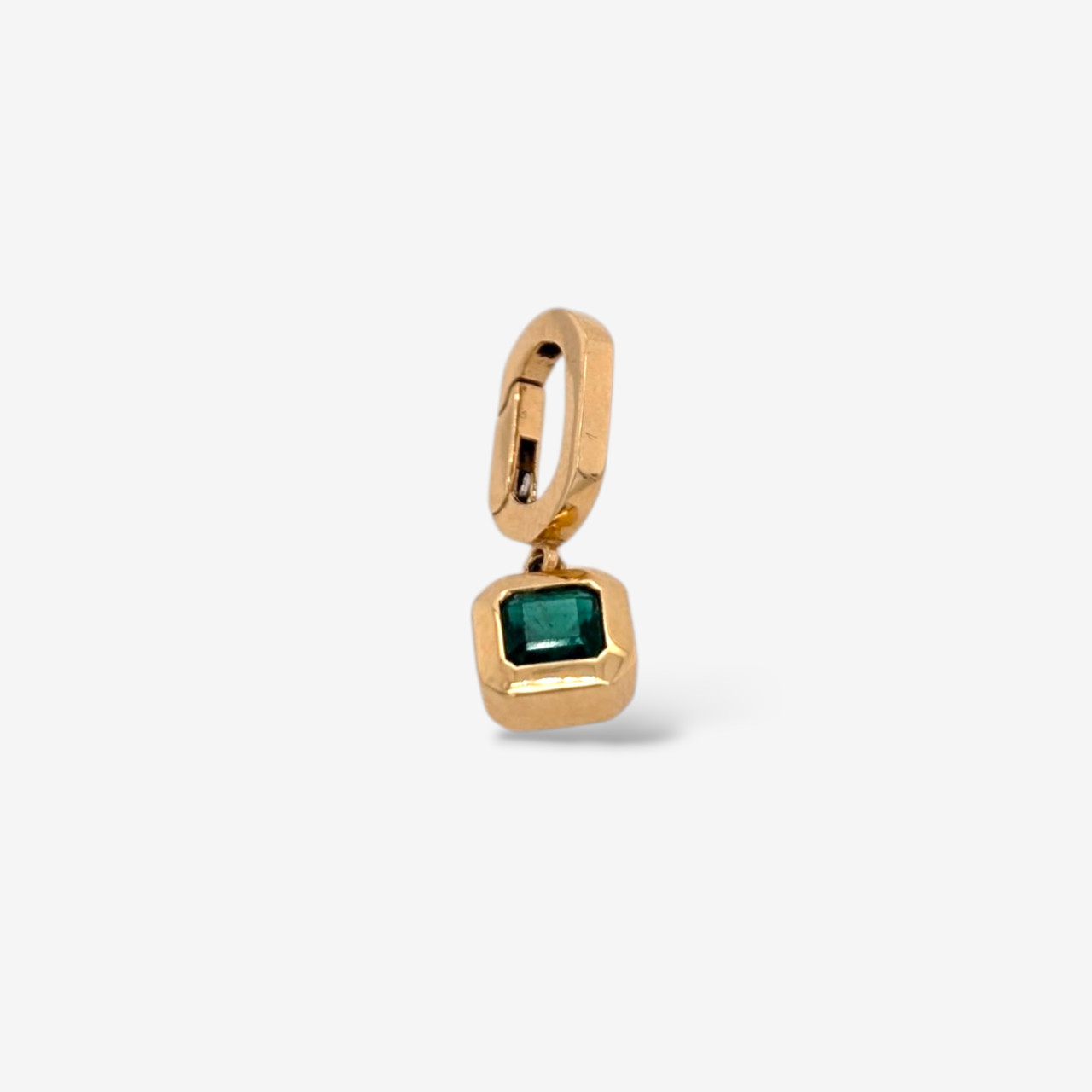 Dije (0.47 Ct) Esmeralda Cuadrada Bail Articulado (7 x 7 mm) Hinge Clas P - Oro Amarillo 18Kts