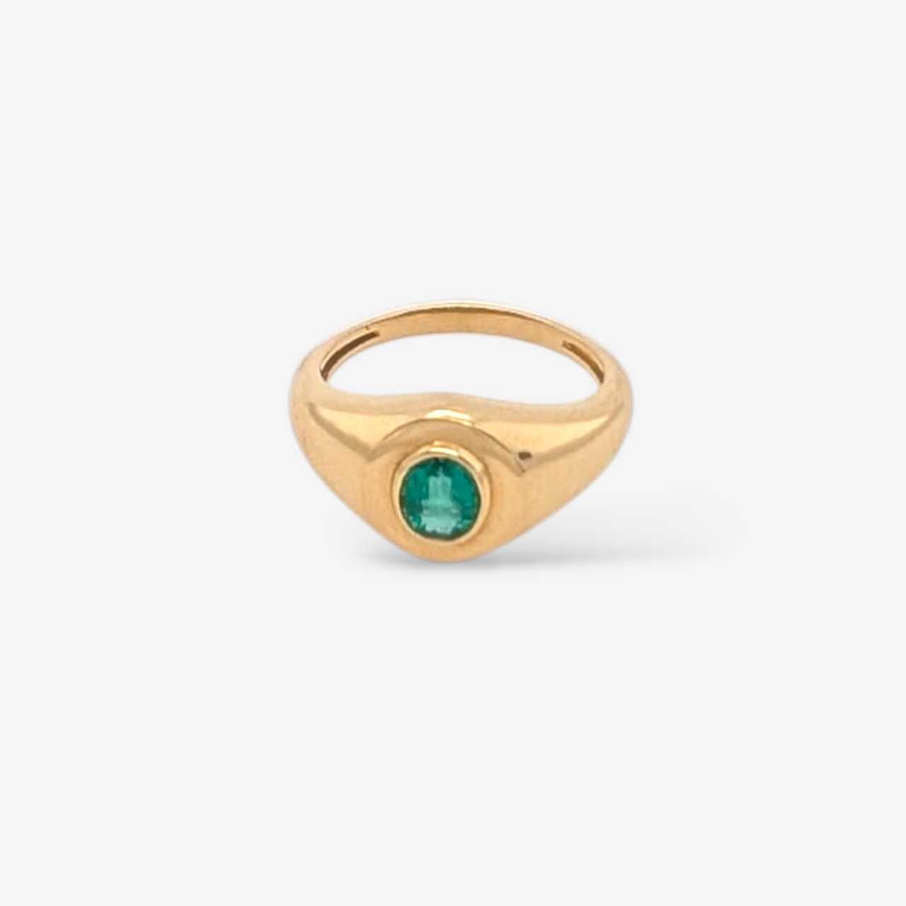 Anillo (0.37 Ct) Pinky Ring Redondo c/ Esmeralda Oval Biselado (3.65 mm) - Oro Amarillo 18Kts