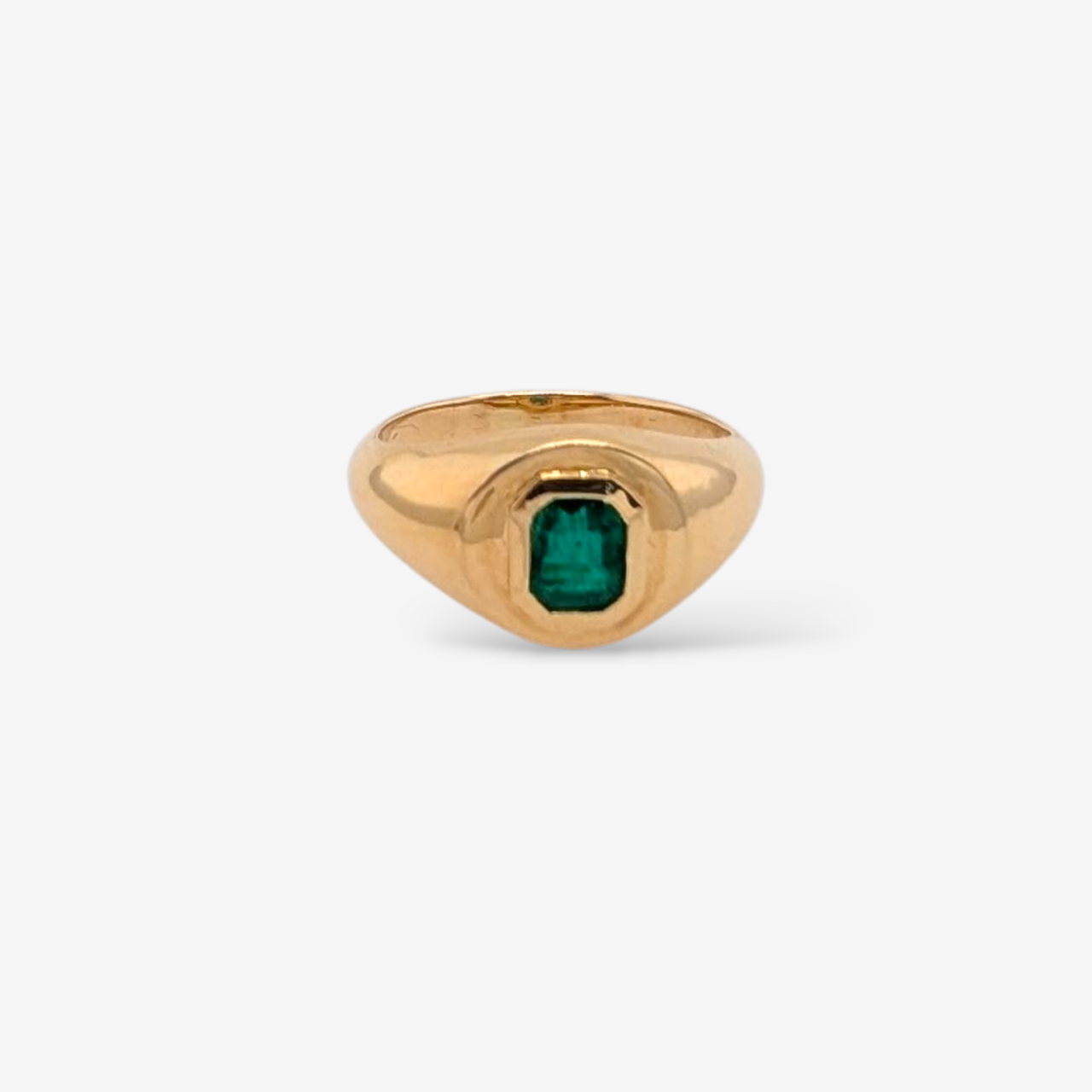 Anillo (0.56 Ct) Domo Redondo c/ Esmeralda Rectangular Biselada (4.60 mm) - Oro Amarillo 18Kts