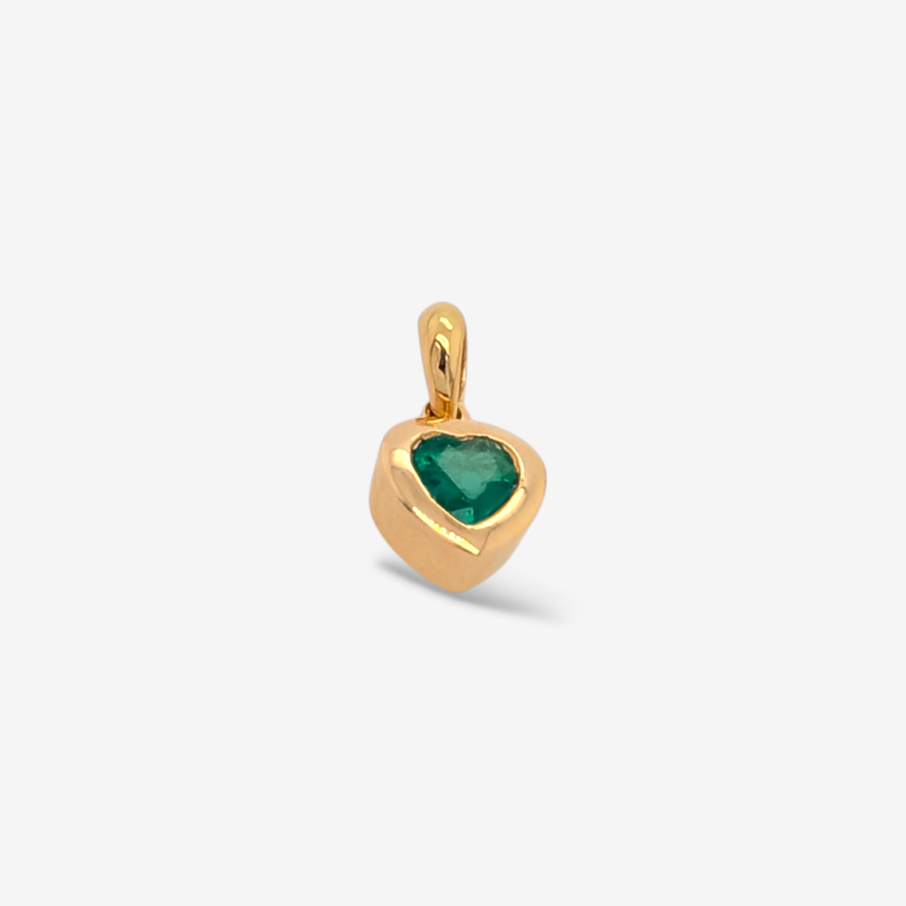Dije (0.50 Ct) Corazon Esmeralda Biselada (8 x 8mm) - Oro Amarillo 18Kts