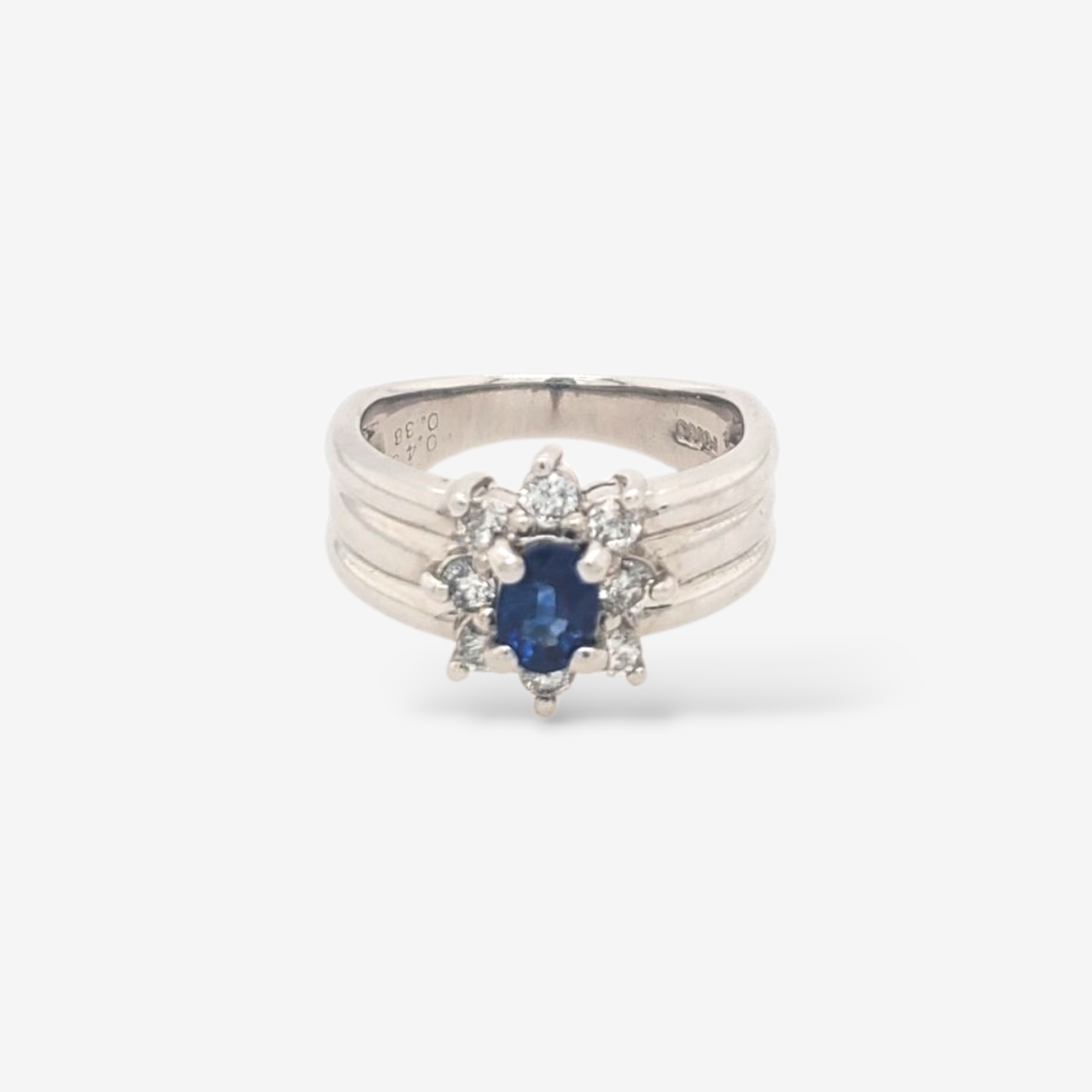 Anillo (0.29 Ct) Pinky Zafiro Azul Ovalado c/ Halo de Diamantes & Aro Acanalado (0.38 Ct) - Platino