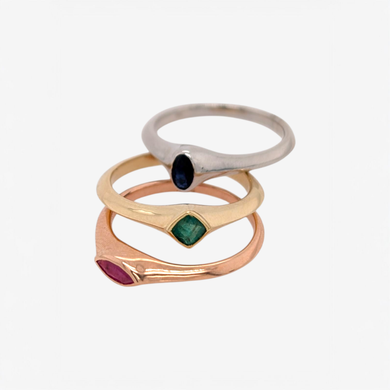Set Tres Anillos c/ Rubi Marquise (0.27 Ct) Zafiro Oval (0.30 Ct) Esmeralda Cuadrada (0.20 Ct) - Oro Tres Tonos 14Kts