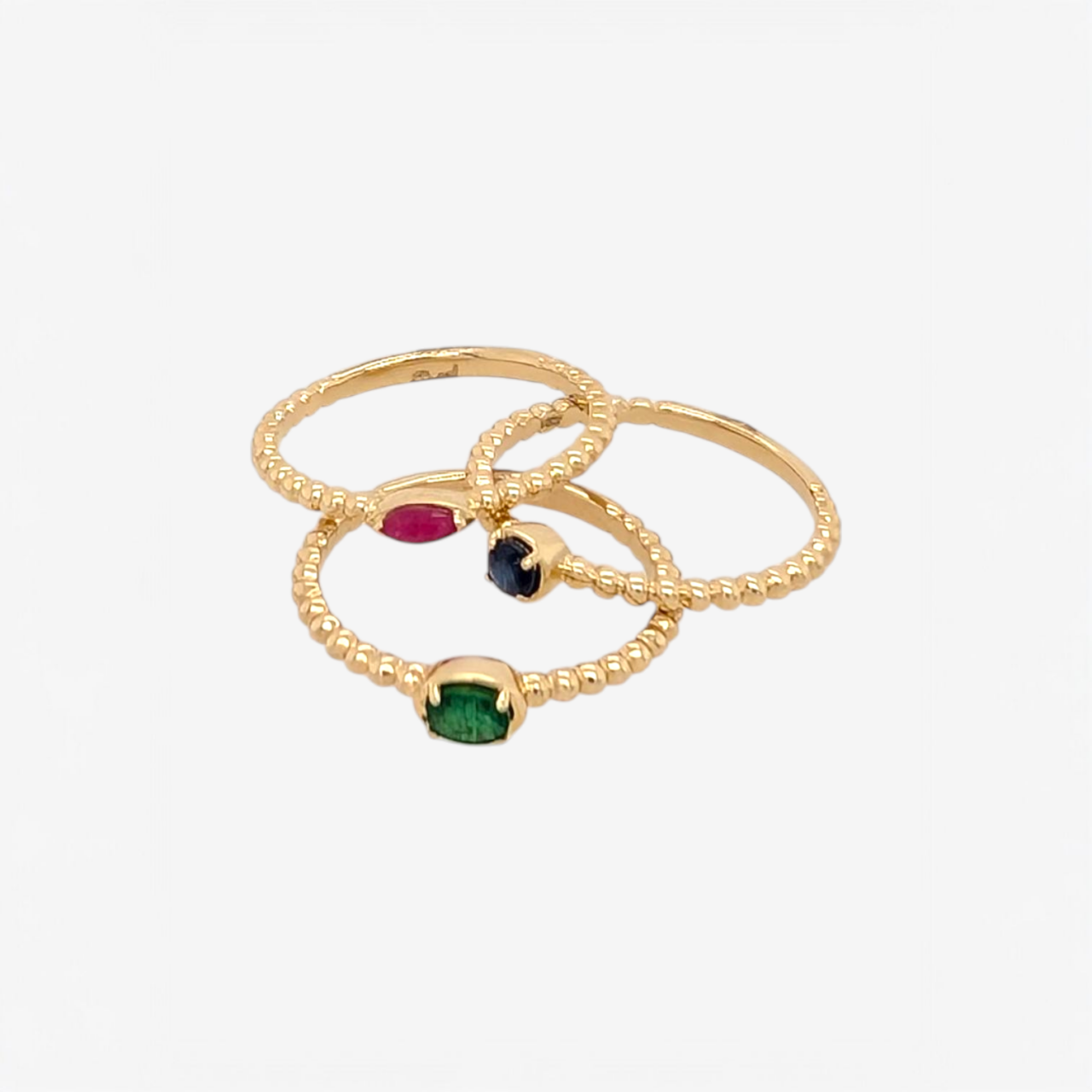 Set Tres Anillos c/ Rubi (0.11 Ct) Zafiro (0.15 Ct) Esmeralda (0.15 Ct) Aro Pespunteado - Oro Amarillo 14Kts