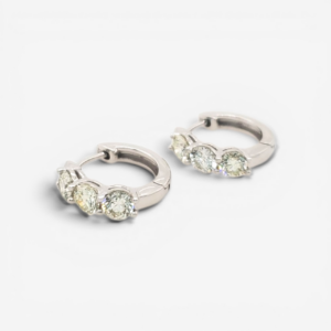 Zarcillos (13 mm) Huggies (3.5 mm) c/ Tres Diamantes Naturales (1 Ct) - Oro Blanco 14Kts