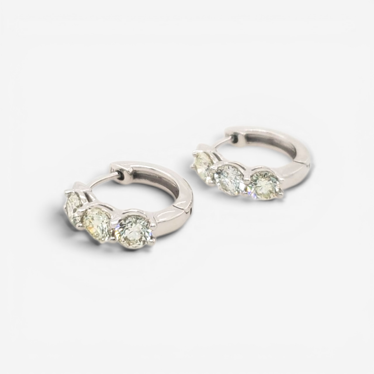 Zarcillos (13 mm) Huggies (3.5 mm) c/ Tres Diamantes Naturales (1 Ct) - Oro Blanco 14Kts