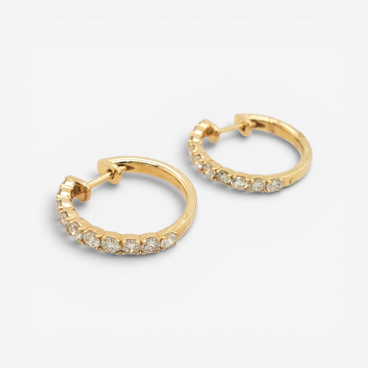 Zarcillos (18 mm) Huggies Reversibles (2.40 mm) Diamante Natural (1.04 Ct) Liso - Oro Amarillo 14Kts