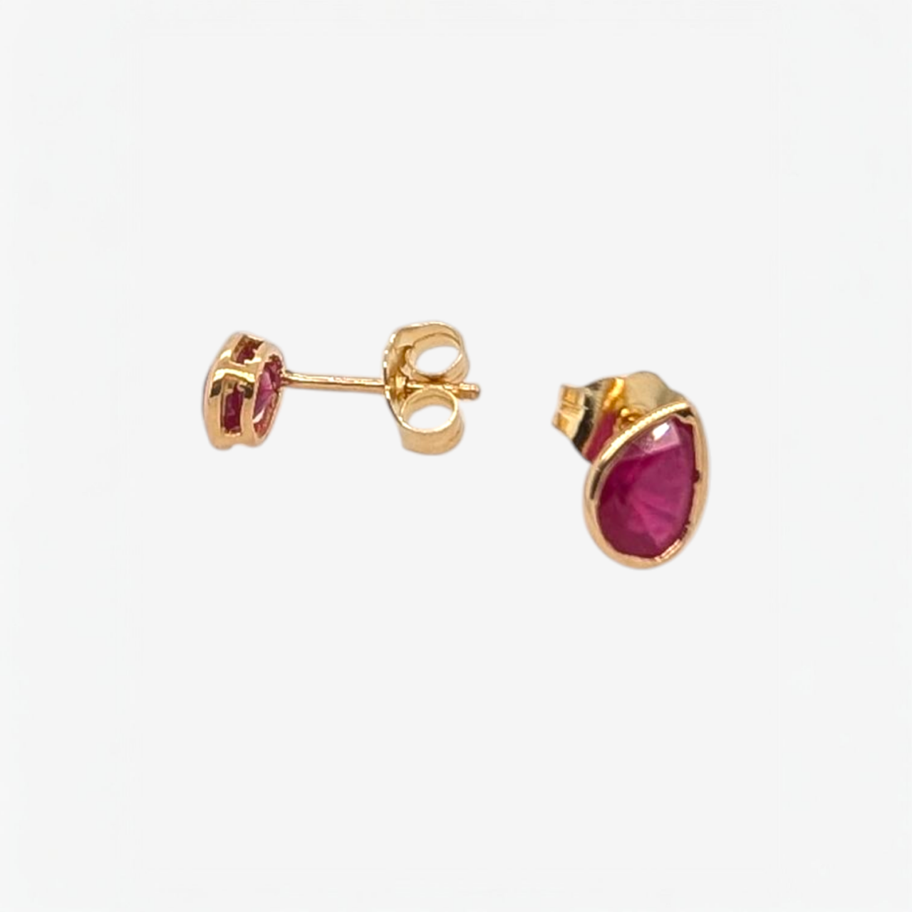 Zarcillos (0.85 Ct) Post Gota Rubi Biselado (5 x 7 mm) - Oro Amarillo 18Kts
