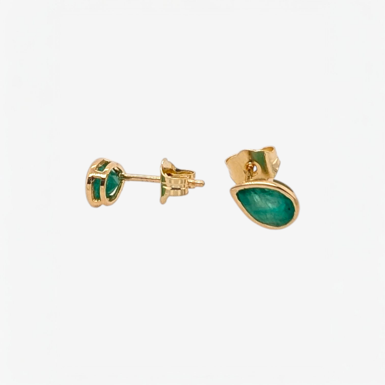 Zarcillos (0.85 Ct) Post Gota Esmeralda Biselado (5 x 7 mm) - Oro Amarillo 18Kts