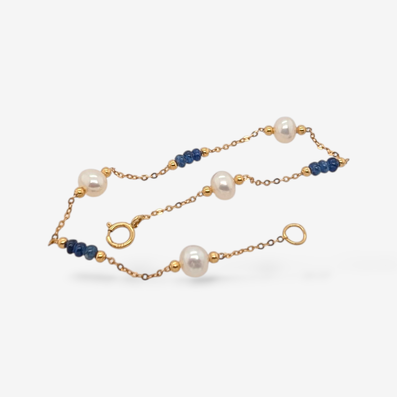 Brazalete (17.5 cm) Cadena Fina Cable c/ Perlas Cultivadas (5mm) & 3 Zafiros Azules (3 mm) c/ Cierre Spring - Oro Amarillo 18Kts
