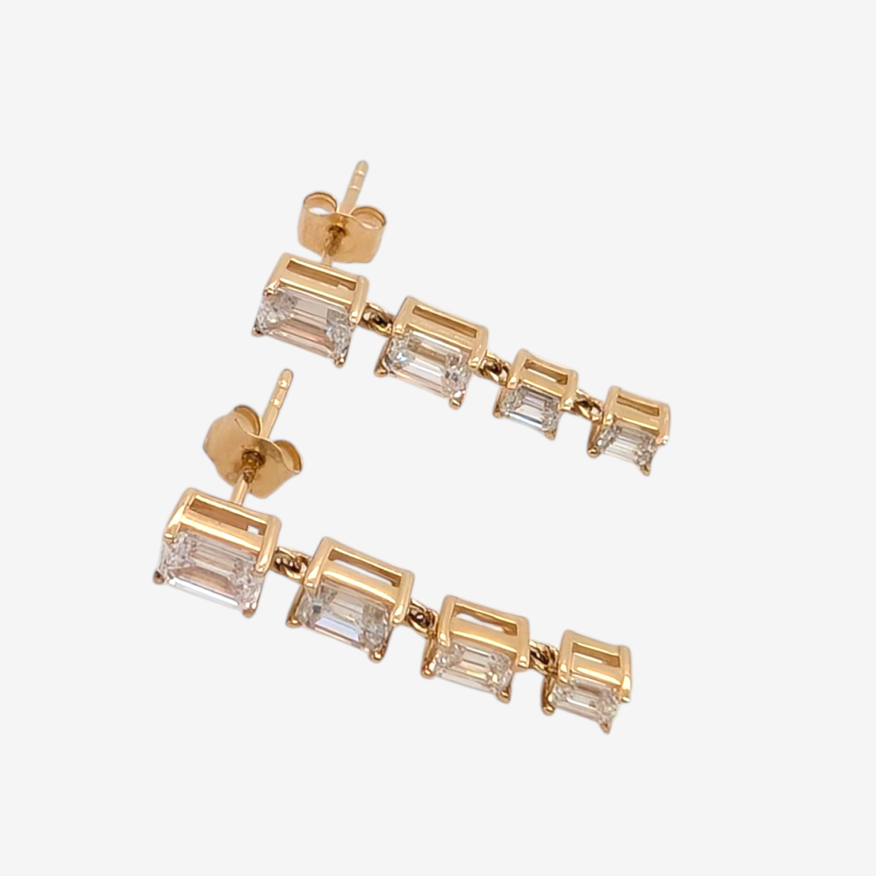 Zarcillos (25 mm) Post Diamantes LabGrown (2 Ct) Corte Esmeralda Articulados en Cascada (4 mm) 4 Prongs - Oro Amarillo 14Kts