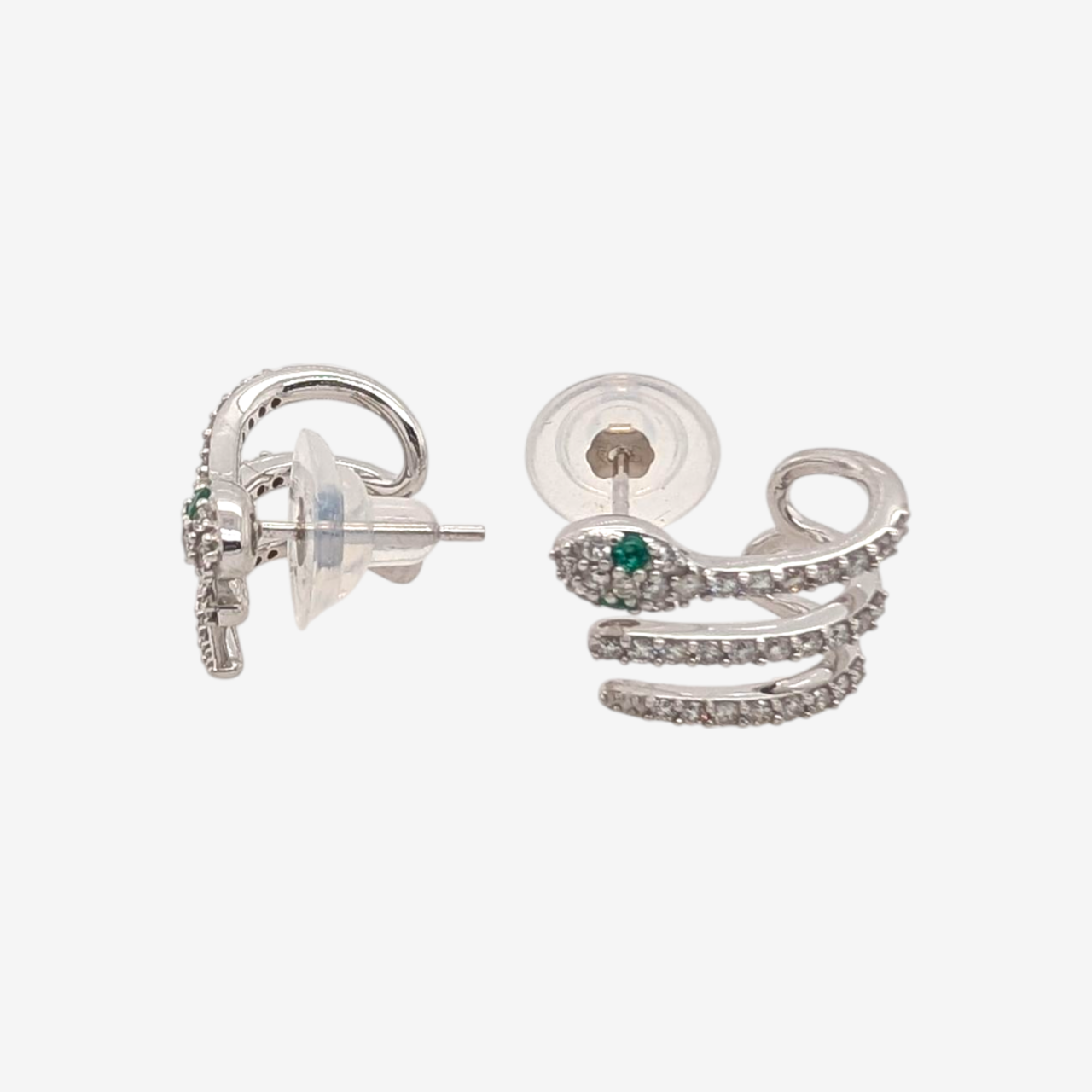 Zarcillos (19 mm) Post Tres Líneas c/ Diamantes Naturales (0.90 Ct) & Esmeraldas (0.06 Ct) Terminal Serpiente - Oro Blanco 14Kts