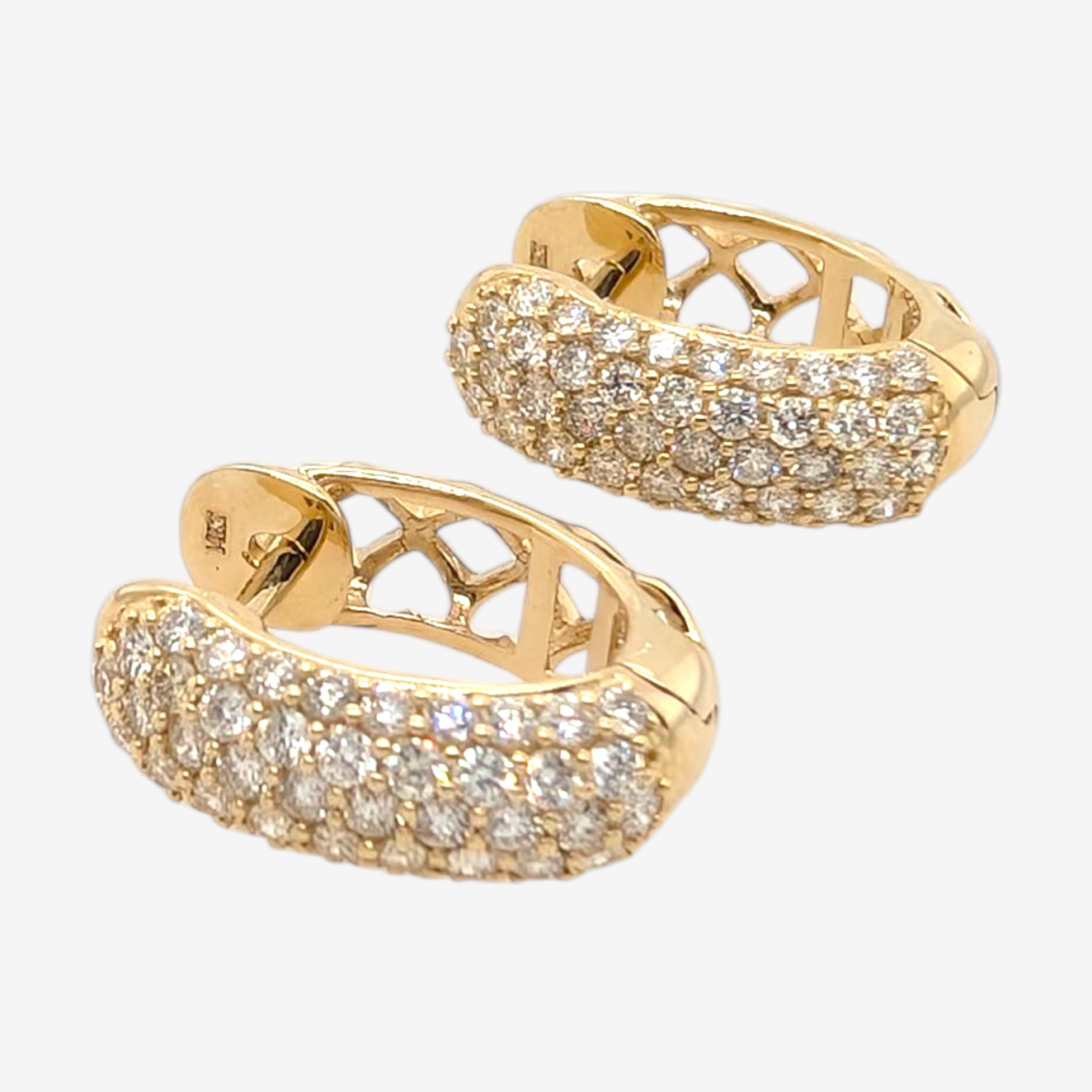 Zarcillos (16 mm) Huggies Anchos Reversibles (6 mm) c/ Diamantes Naturales Pavé (1.20 Ct) & Figuras Caladas - Oro Amarillo 14Kts