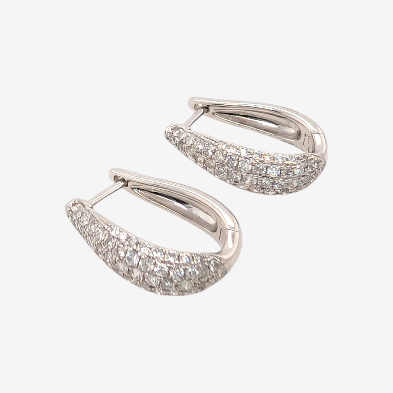 Zarcillos (17 mm) Huggies Gotas Ovaladas (5 mm) c/ Diamantes Pavé Naturales (1.10 Ct) - Oro Blanco 14Kts