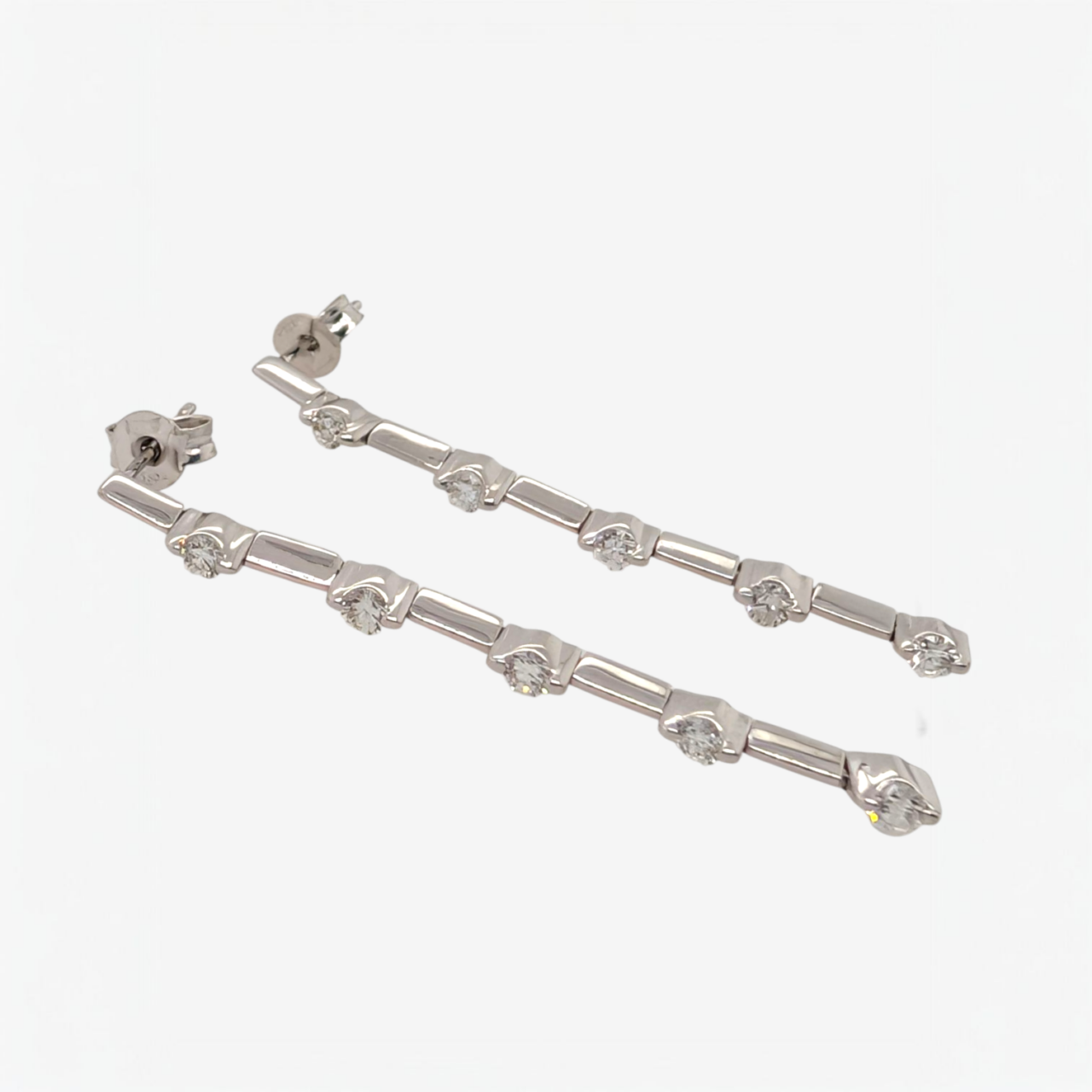 Zarcillos (40 mm) Largos Post Barras (2.25 mm) Finas Articuladas c/ Diamantes Naturales (0.50 Ct) - Oro Blanco 18Kts