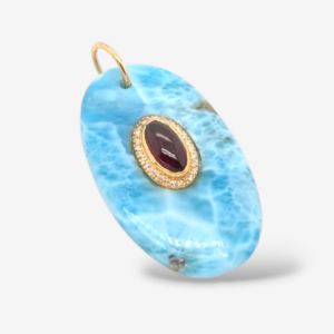Dije (31.6 x 22 mm) Larimar Oval (39.95 Ct) c/ Granate Cabuchón Oval Biselado (0.80 Ct) c/ Halo Diamantes Naturales - Oro Amarillo 14Kts
