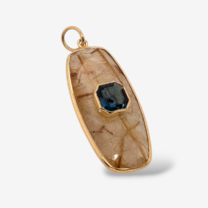 Dije (33 x 16 mm) Rectangular de Cuarzo Rutilado Biselado (19.71 Ct) c/ Topacio Azul London Central Biselado (1.45 Ct) - Oro Amarillo 14Kts