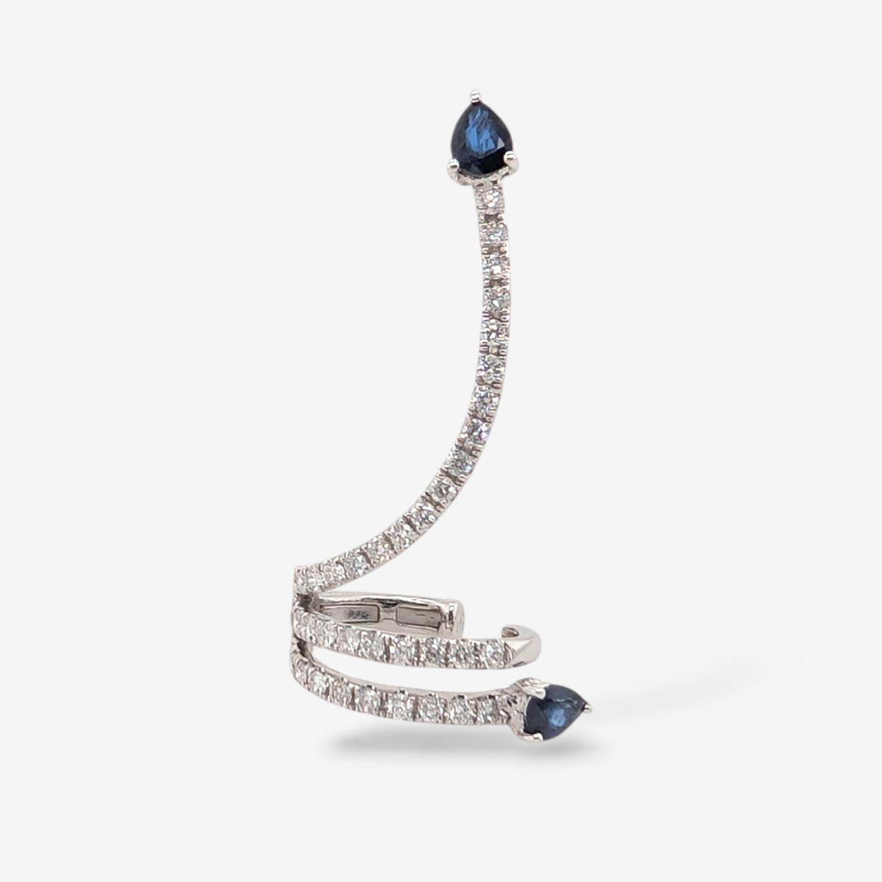 Zarcillo (35 x 15 mm) Unitario Ear Cuff Espiral Largo c/ Diamantes Pavé (0.41 Ct) Terminal Gota de Zafiro Azul Naturales (0.37 Ct) - Oro Blanco 18Kts