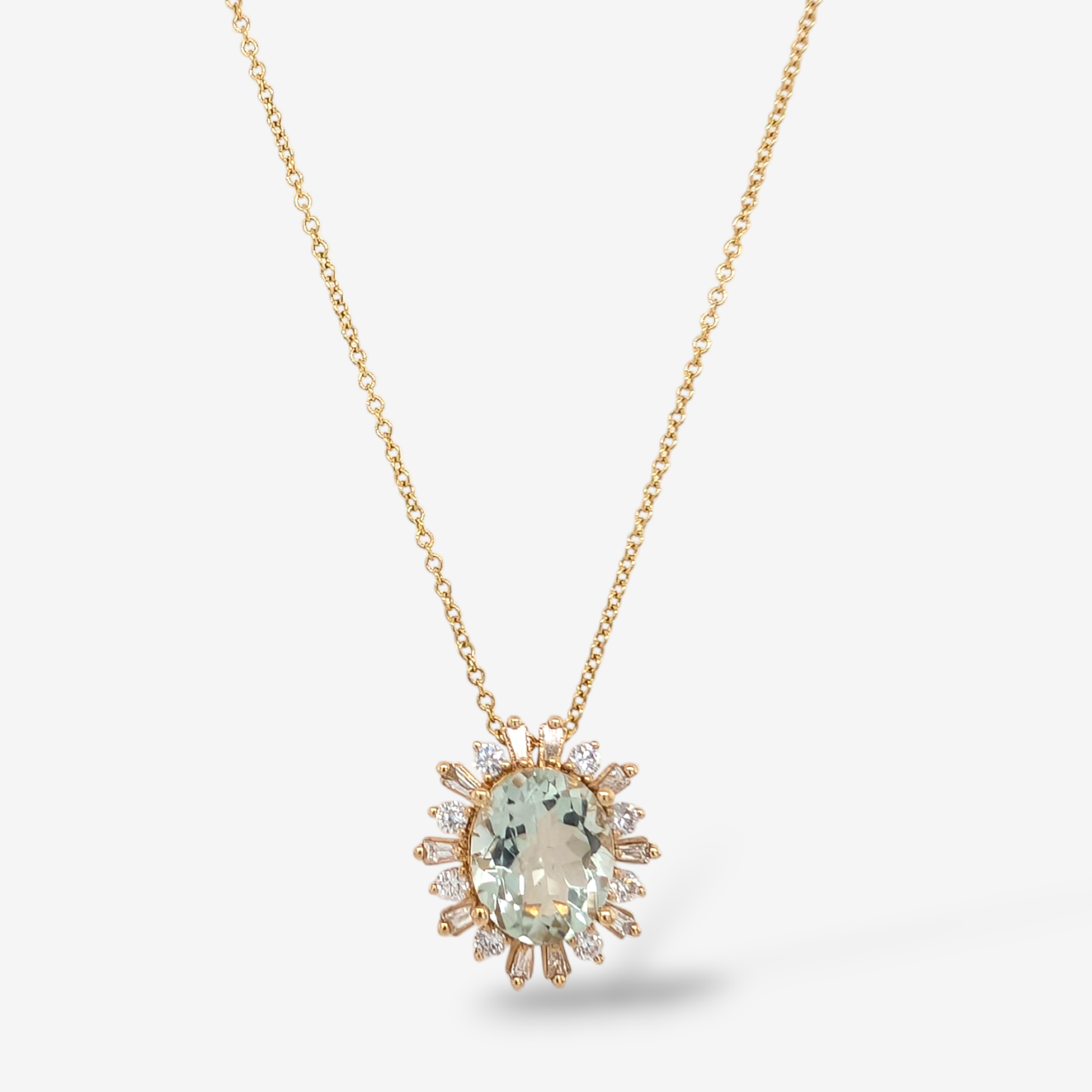 Cadena (45 cm) Cable c/ Dije Pasante Green Amethyst Oval (3.35 Ct) c/ Halo Diamantes Redondos & Baguette - Oro Amarillo 14Kts