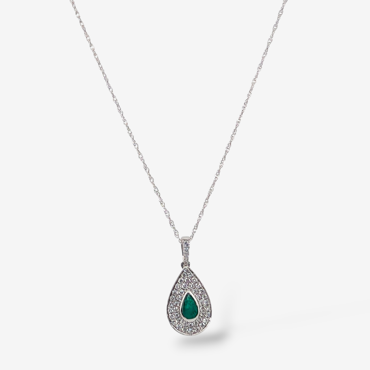Cadena (45 cm) Fina Singapur c/ Dije Gota Esmeralda (0.18 Ct) c/ Halo Diamantes Naturales Pavé (0.20 Ct) - Oro Blanco 14Kts