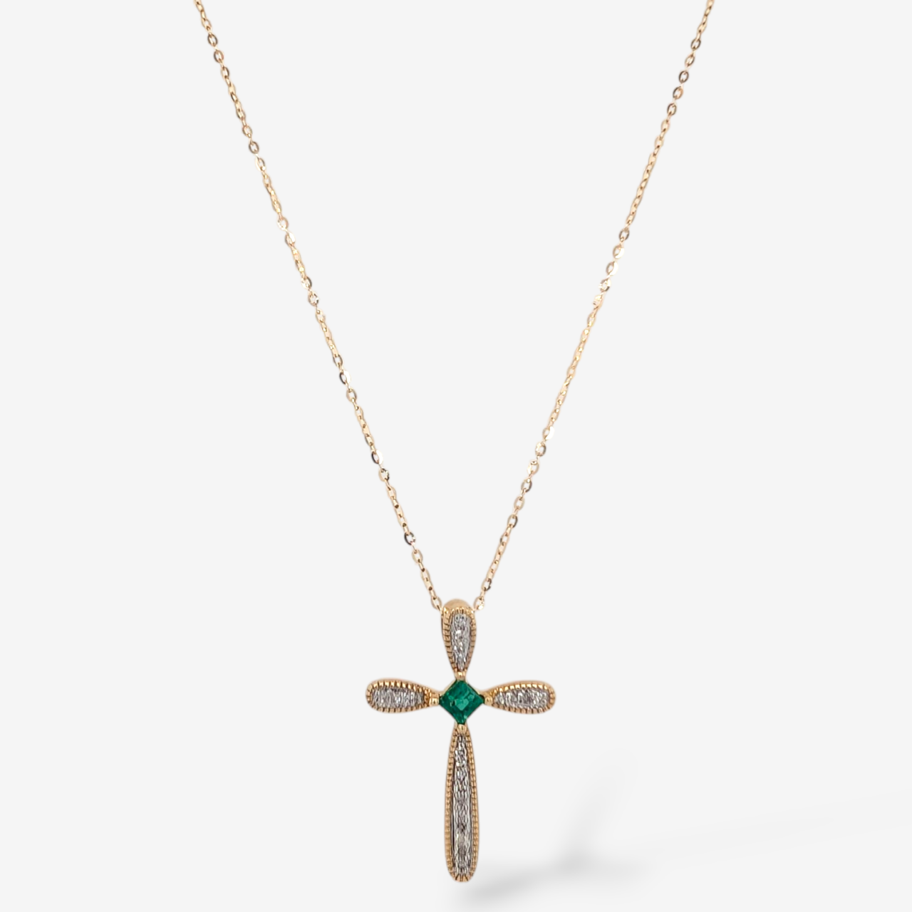 Cadena (45 cm) Fina Cable c/ Cruz Pavé Diamantes Naturales (0.10 Ct) & Esmeralda Central Princess Cut (0.15 Ct) - Oro Amarillo 14Kts